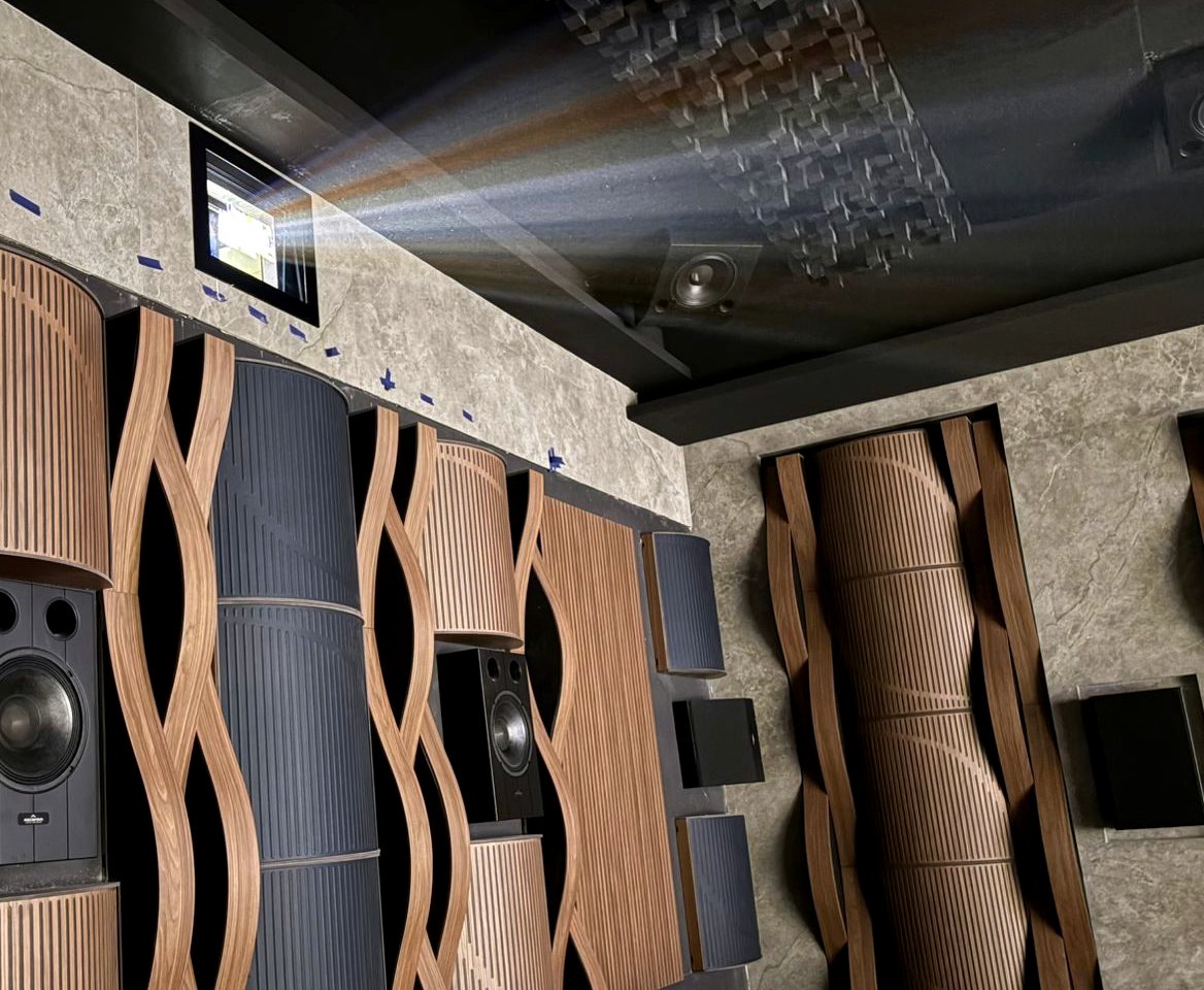 Detalle de la sala de cine con paneles acústicos